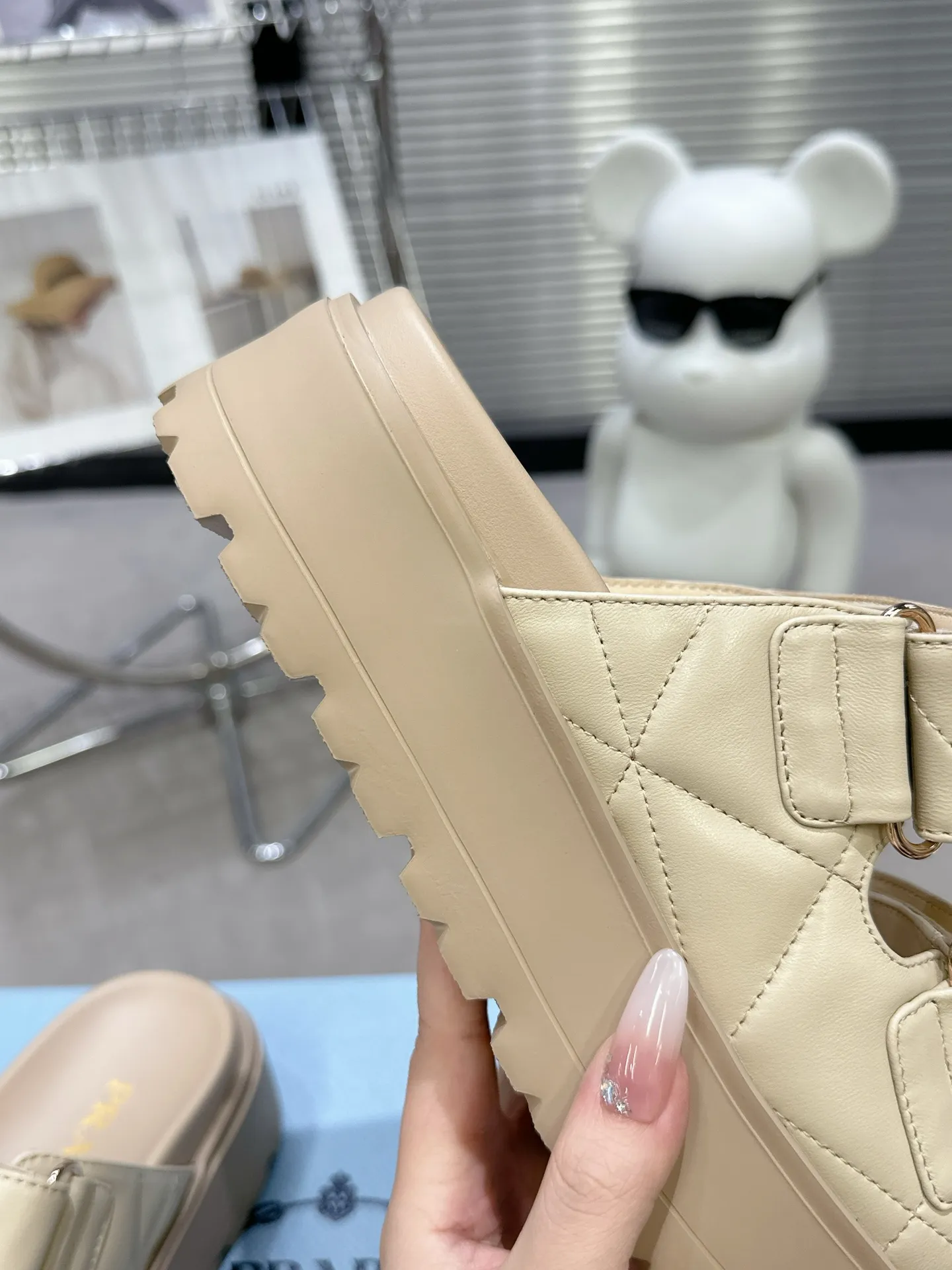 👟👟Ex-factory price 440👟👟 PRADA 2025 vs spring and summer popular sandals series... [Thick-soled double-button sandals] Original 1:1 customization, this year's most fashionable and popular retro British style, simple and elegant, all styles are good-looking, platform thick soles make you slimmer and taller, very comfortable, fashionable and versatile... Many Internet celebrities are on their feet. These platform round-toe thick-soled shoes are very popular this year. They can be worn (increased) for both leisure and leisure. ❶Material: Customized imported calf leather ❷Inner: Customized imported sheepskin ❸Outsole: Original molded ultra-light outsole ❹Sole thickness: 5.5cm ❺Number of yards: 35-40 ❻Packaging: Original full set of packaging ☀Color: Official website updated simultaneously